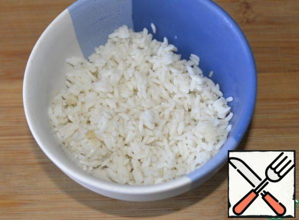 If you have "yesterday's rice" available, you can use it. If not, then wash the rice, pour water, bring to a boil and cook over medium heat until half cooked.