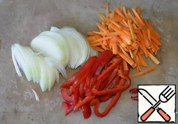 Vegetables are washed and cleaned. We cut onions with arrows, pepper and carrots with straws, hot pepper with rings.
