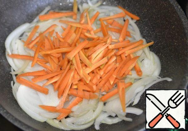 Pour oil into a hot frying pan, fry the onion until transparent over medium heat, with the lid open, stirring occasionally for about 2 minutes. Put the carrots, stir, and simmer for another 3 minutes.