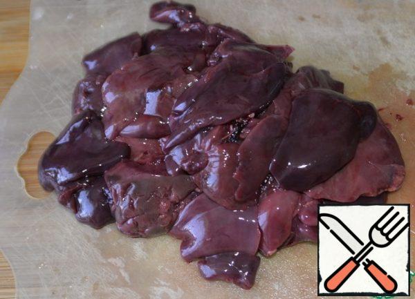 Wash the chicken liver, remove the veins, cut into small pieces.