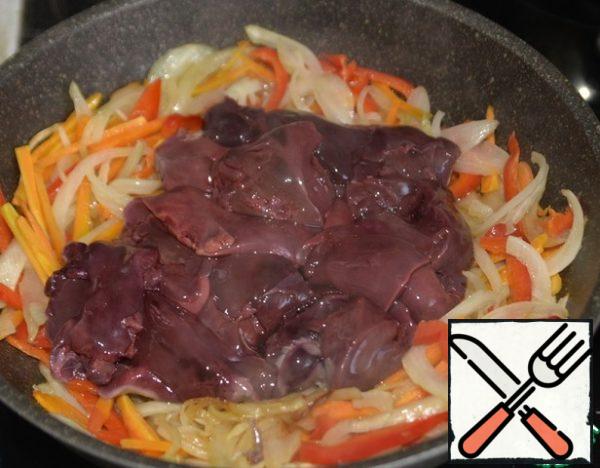 In the pan, push the vegetables to the sides of the pan, add oil if necessary, increase the heat, put the liver in the middle.