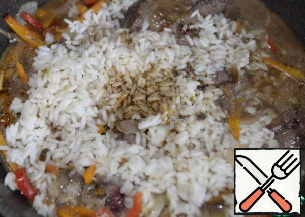Put the rice, pour the broth. Do not pour a lot of broth, vegetables and liver give their own liquid, I poured a lot of broth. Add soy sauce, pepper, and salt (to taste). Bring to a boil and cook over medium heat, with the lid closed for 10 minutes.