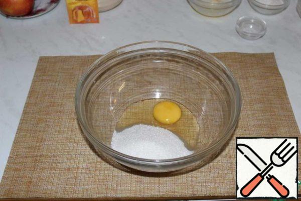 Add sugar and a pinch of salt to the egg. Beat well with a whisk.