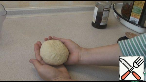 I knead the dough for five minutes, then wrap it in a plastic bag and send it to the refrigerator to lie down. Ideally, for 48 hours, if there is not so much time, at least for the night. It is advisable to knead it every 6 hours, at least several times.