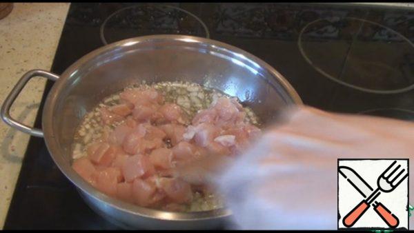 For the filling, pour a little vegetable oil on a preheated frying pan, spread one finely chopped onion, fry until transparent. Then I add a medium-sized fillet. When the fillet is set, add the chopped mushrooms, salt, pepper and spices. Fry until tender.