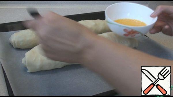 Pies smear with a loosened egg, if desired, sprinkle with sesame seeds.
