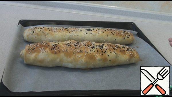 Bake in a preheated 180 degree oven for 30 minutes. Ready pies are allowed to cool down a little.