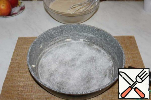 Grease the pan with butter and sprinkle with 1 tbsp of sugar.