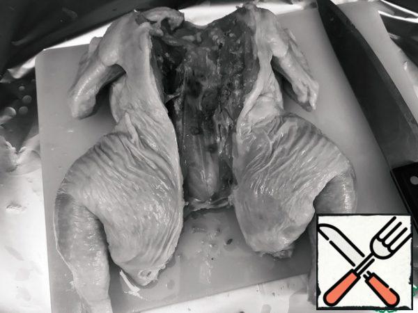 Let's start with cutting up the chicken.
First, cut out the neck bone. If you get your fingers into the neck, you can find a bone similar to a dilute compass. Remove it.
Then turn the chicken over on its chest and cut out the spine.