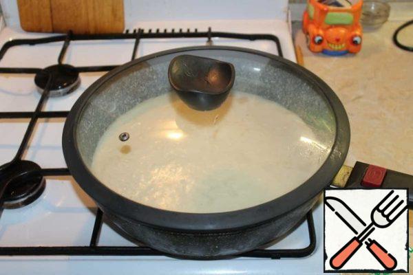 Cook with the lid closed on low heat for 15-20 minutes. We check that there is no raw dough on top.
