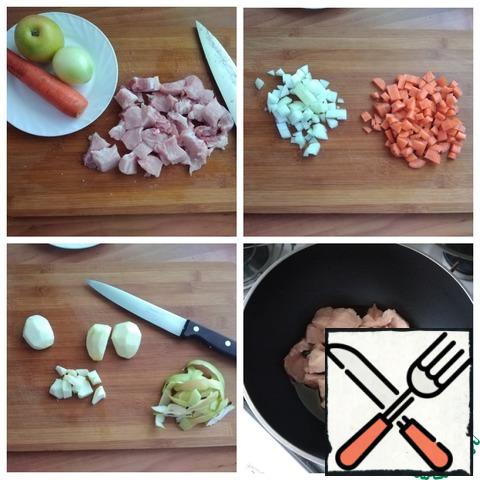 For roasting, I took lean pork and cut it into a small cube. Vegetables: onions and carrots cut into small cubes. Apple peeled and cut into cubes, too. The Apple needs to be peeled. In a saucepan, pour olive oil and put the pork. A little fried. You can fry it harder. You fry the meat to your liking.
