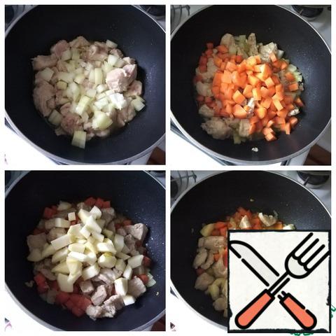 Add the onion to the meat, gild it and spread the carrots. Fry for a couple of minutes and turn the Apple. Stir and reduce the heat to a minimum, simmer for 10 minutes under the lid. Put tomato paste or tomato sauce. Stir. Torment for a couple more minutes.