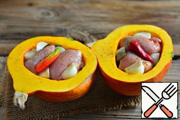 Put the thighs in the pumpkin (I didn't cut them, I put them whole, but you can cut them if you want), add the onion, cut into pieces, Bay, allspice and chili pepper (pepper to give its flavor, so you don't need to cut it, so as not to expose the sharp seeds)