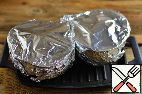 Tightly pack the pumpkin with foil, put it on a baking sheet or on a mold, pour a little water on the bottom so that the pumpkin covers 1 cm.