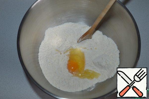 Mix flour with yeast, add sugar, salt, warm milk and eggs.
Knead dough. At the end of mixing, add the melted butter. Knead until smooth.
Cover the dough with cling film and send it to a warm place for 1.5 hours.