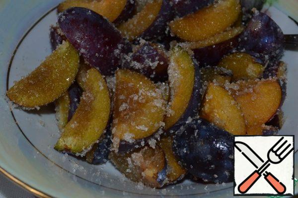 At this time, prepare the filling and streusel.
Cut the plums into four pieces and sprinkle with sugar and cinnamon. Stir.
For sprinkling, mix all the ingredients until crumbs.