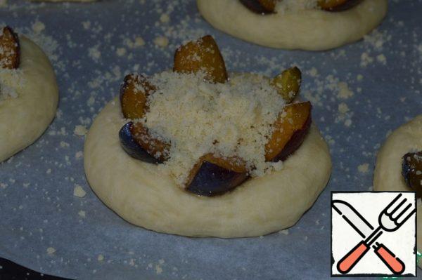 Put the pieces of plums in sugar on the buns and sprinkle with streusel.
Bake in a preheated 180*C oven for approx. 20 min.