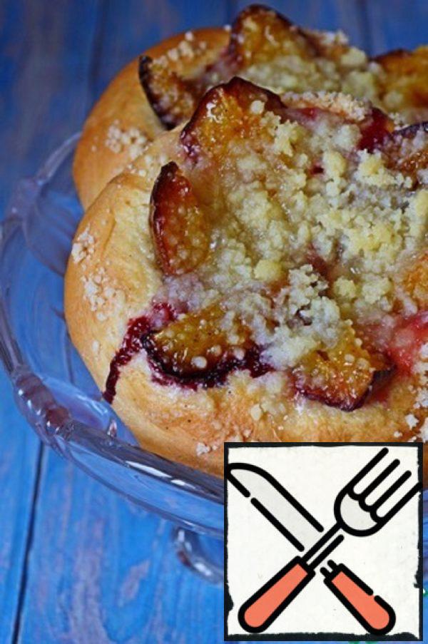 Buns with Plums and Streusel Recipe