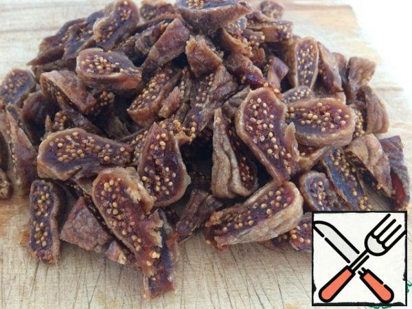 First, prepare the filling. Walnuts are crushed. My figs and finely cut.