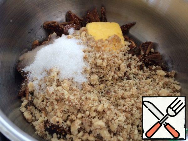 In a bowl with a non-stick bottom, put all the ingredients for the filling: chopped figs, chopped nuts, sugar, butter and water.