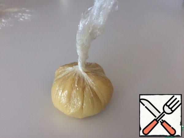 And, using the film, close the edges, slightly scrolling it into a node. This creates a relief of figs.