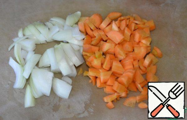 Prepare the pate. I offer you the simplest and most delicious option. Carrots and onions are cleaned, finely cut, the shape of the cut does not matter, since the vegetables will be crushed.