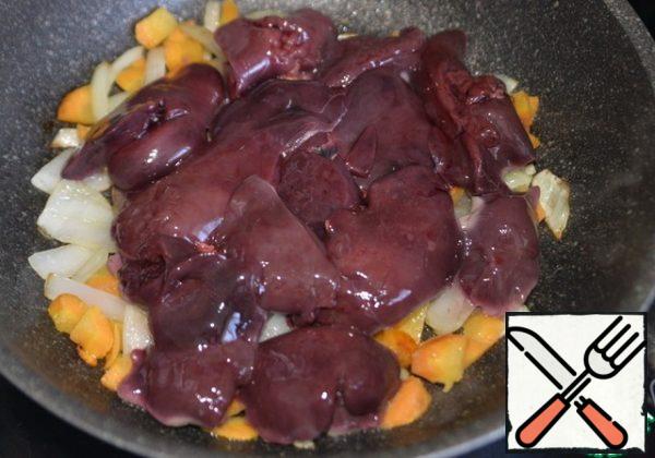 Fry the onions and carrots over medium heat in vegetable oil for about 5 minutes.
In the chicken liver, remove the veins, cut in half and put in the pan with the vegetables.