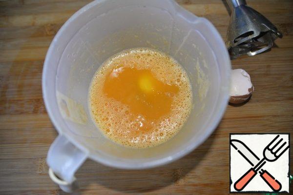 Put salt and egg. Sugar is not needed, since pumpkin is already sweet, and pancakes are snacks. Stir.