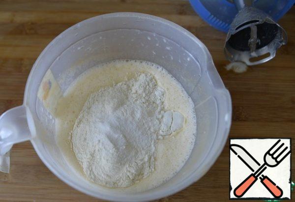 Put the flour and baking powder, mix thoroughly so that there are no lumps.