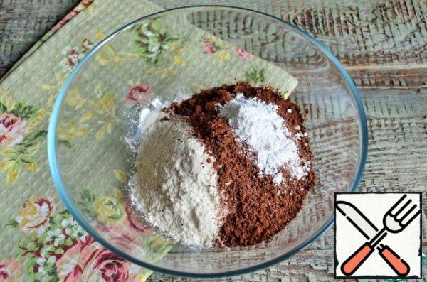 Turn on the oven to warm up.
In a bowl, mix the flour and cocoa, add the baking powder.