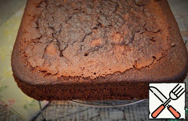 Bake for 1 hour at 160 degrees, until "dry splinter". Ready sponge cake to cool.