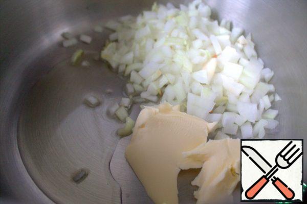 Fry the onion in a thick-bottomed saucepan in vegetable oil and butter.