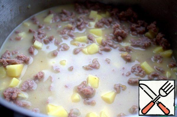 Cook until the potatoes and minced meat are ready.