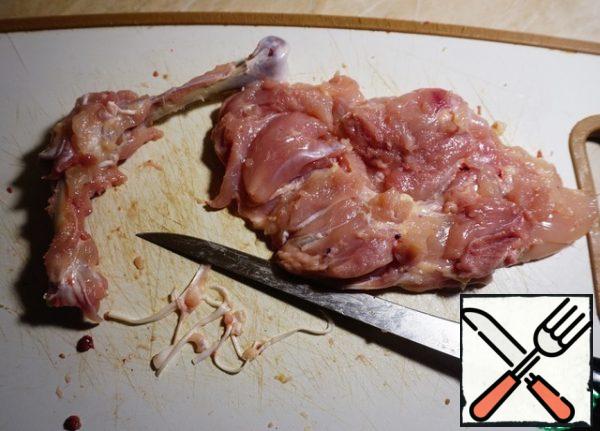 Cut out the bone. Remove the tendons from the lower leg. Cook the broth from the seeds. We'll need it again.