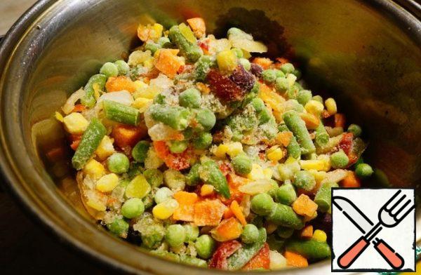 Preparing the side dish. In a saucepan with a thick bottom, pour vegetable oil, heat it over high heat and send the frozen Mexican mixture there. There are no frozen vegetables or Mexican mixes on the ingredient lists. I pointed out the corn, but made a note.
