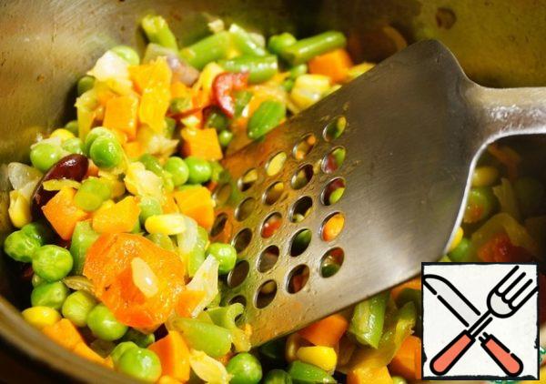 Fry until the liquid is defrosted and evaporated.