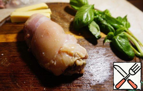 Roll the chicken into a roll.