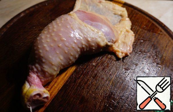Spread the rolls in the chicken skin.