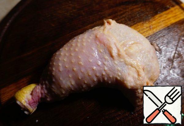 Fill the edge of the skin into the inside of the leg.