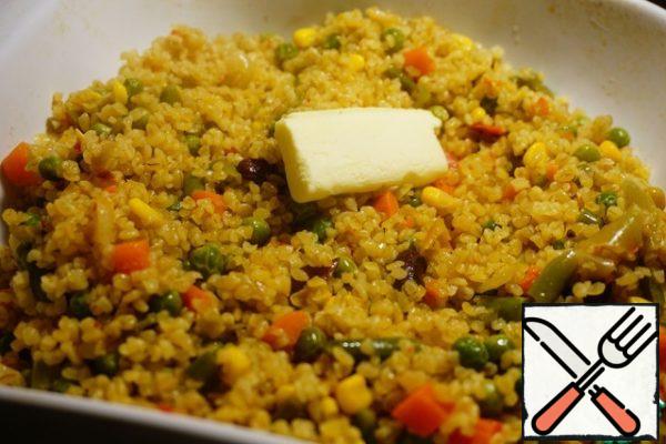 Put it in a baking dish, fill with butter, mix and evenly distribute on the bottom of the form.
