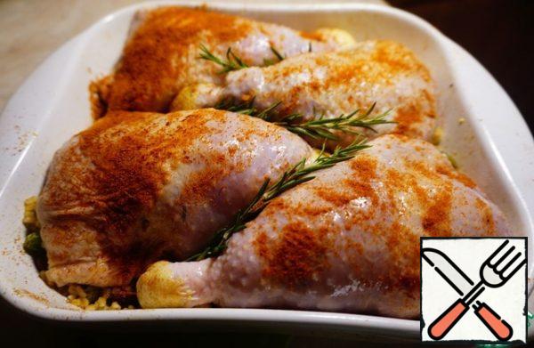 Spread the stuffed legs on top, shift them with rosemary sprigs, sprinkle with paprika.