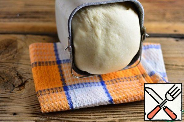 I always prepare the dough in the bread maker to do this, load all the ingredients and prepare it in the "dough" mode, it should increase in volume by 2 times and be moderately dense. The amount of flour you need to look at in the process, you may need to add a little when kneading.