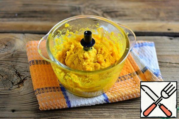 Punch the pumpkin and chicken meat until smooth with a chopper or blender (you can also use a meat grinder), add salt to taste.