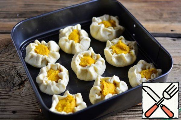 Put the blanks on a baking sheet/in a form, oiled (or on baking paper)
Brush with beaten egg, sprinkle the top with your favorite spices (I have spicy herbs)