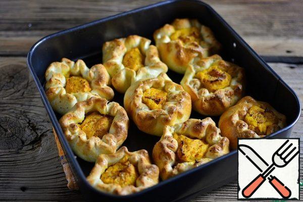 Bake at 180 degrees until cooked and browned (about 30 minutes)
Remove from the oven, drizzle with water, cover with a towel and let stand for 10 minutes.
When warm , they are especially delicious! And the next day (if they suddenly remain)) they can be slightly warmed up in the microwave.