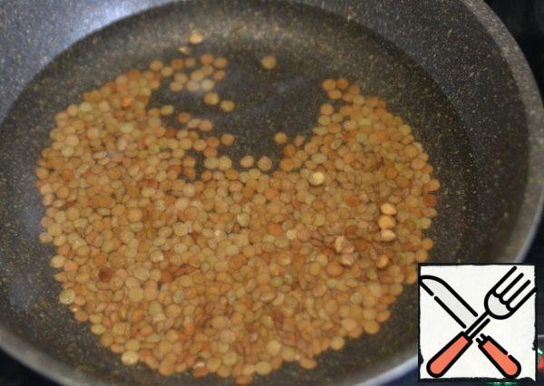 Wash the lentils, pour water, bring to a boil and cook over medium heat for 15 minutes. I have green, canadian, it does not require soaking and cooks quickly. I love thick soups, so only 1.5 liters of water, focus on your taste.