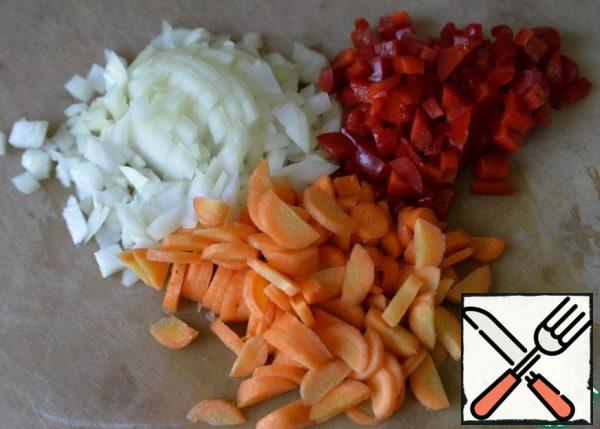 At the same time, we make a roast for the soup. Vegetables are washed, cleaned, diced onions, carrots, peppers.