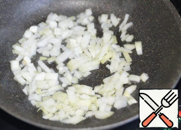 Pour the oil into a hot frying pan and fry the onion over medium heat for 2 minutes.