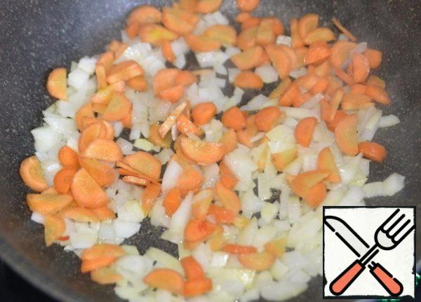 Put the carrots and fry for another 2 minutes.