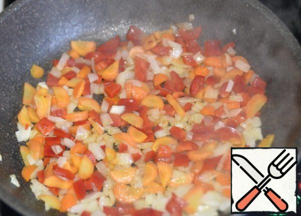 Put the chopped pepper, fry for 2 minutes.